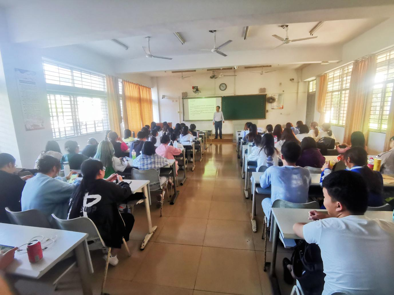 青年之聲教育學院創(chuàng)新創(chuàng)業(yè)周-海南自由貿易港建設與教育