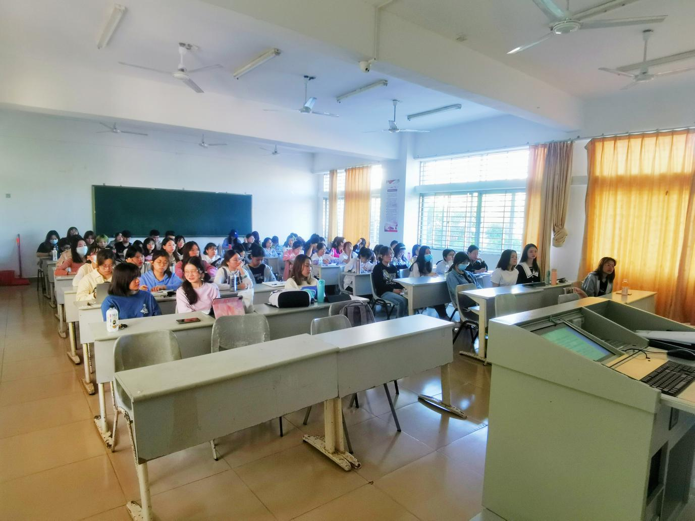 青年之聲教育學院創(chuàng)新創(chuàng)業(yè)周-海南自由貿易港建設與教育