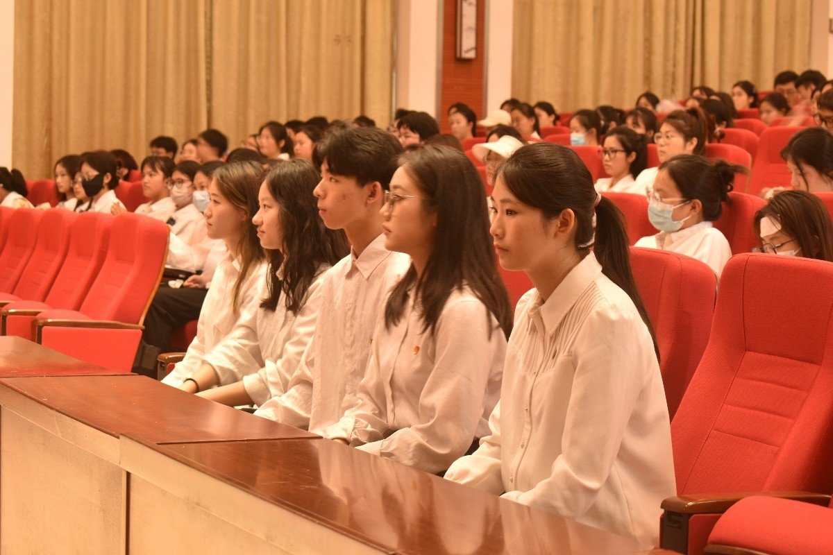 青年之聲?教育學(xué)院 第四次學(xué)生代表大會(huì)