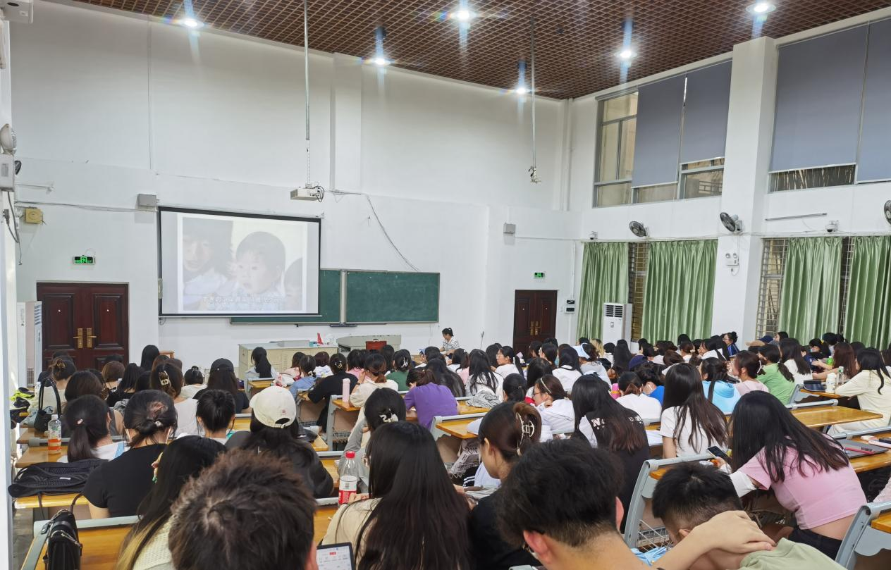 我院邀請張翼老師為學(xué)前（中美）專業(yè)師生做講座