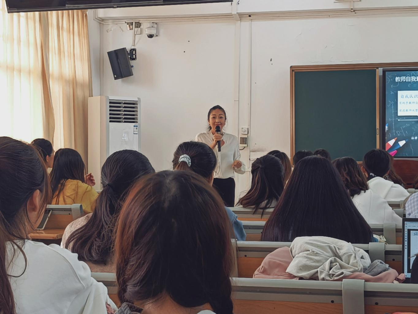 青年之聲教育學(xué)院創(chuàng)新創(chuàng)業(yè)周-教師的職業(yè)素養(yǎng)