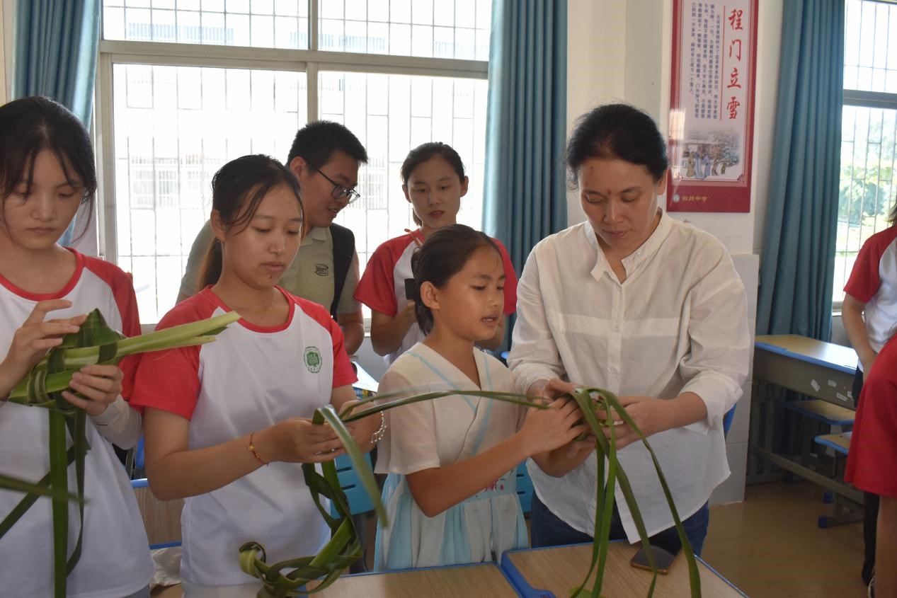 海師教師團(tuán)隊(duì)赴舊州中學(xué)慰問志愿者們