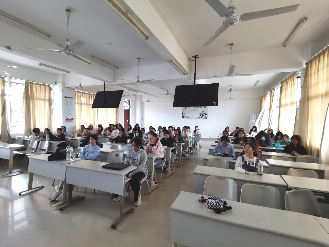 青年之聲教育學院創(chuàng)新創(chuàng)業(yè)實踐周講座-微課的設計與制作與計算機設計大賽