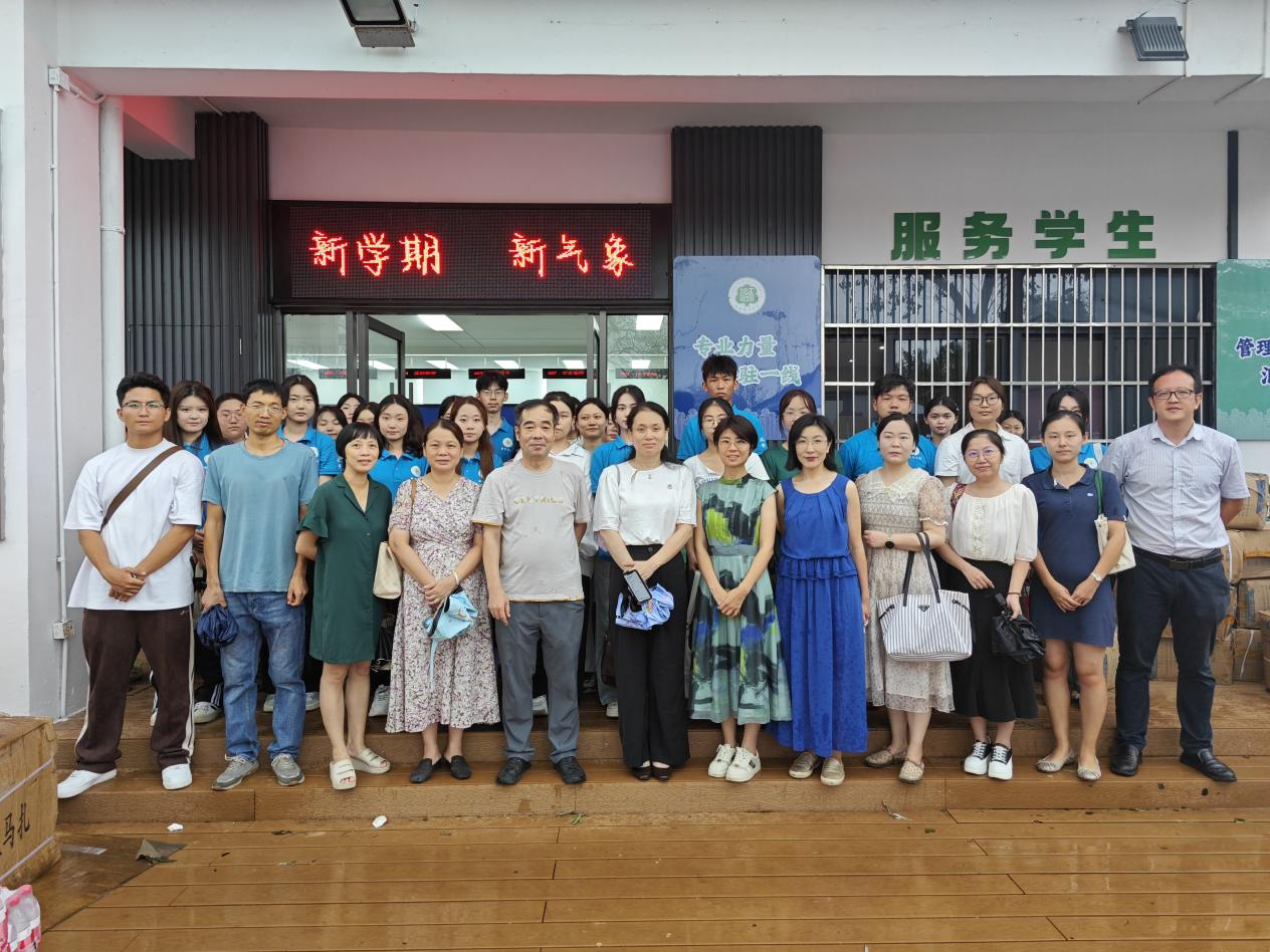 心系新生 溫暖訪寢