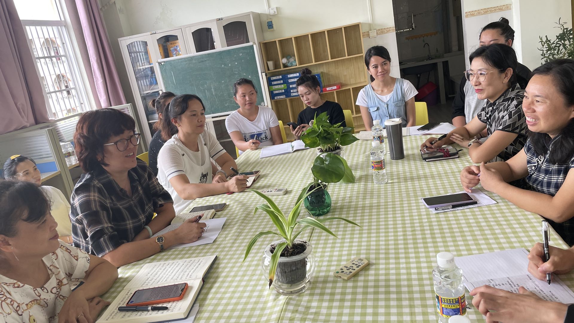 海南師范大學(xué)教育學(xué)院組織“幼兒園教研共同體”專家團(tuán)隊(duì)赴定安縣機(jī)關(guān)幼兒園開展園本教