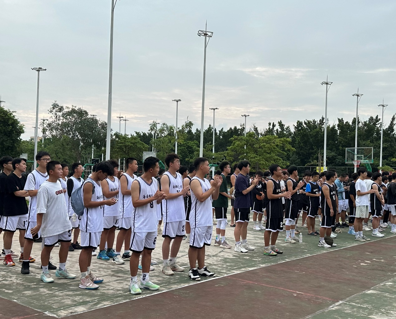 海南師范大學(xué)第三十屆“熱血青春‘籃’不住?團(tuán)結(jié)奮進(jìn)新征程”海獅杯迎新籃球聯(lián)賽