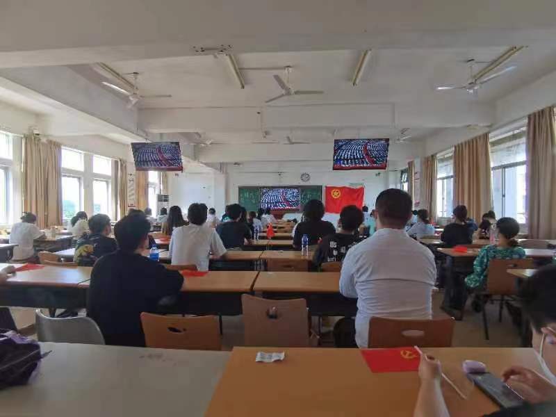 青年之聲?教育學(xué)院 觀看黨的二十大開幕會