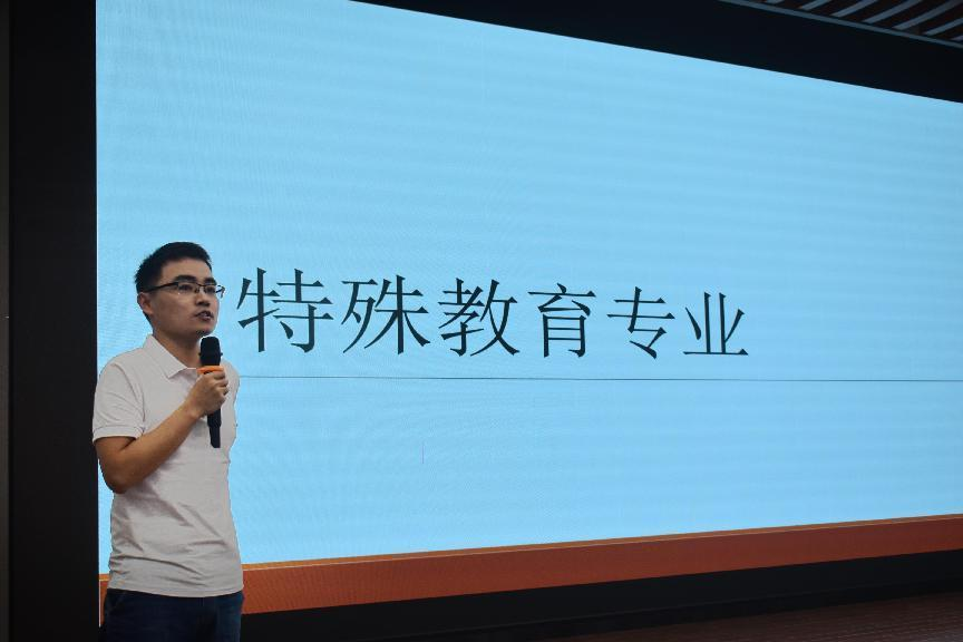 “啟尚遠(yuǎn)航，新生展翅”――教育學(xué)院大學(xué)生論壇