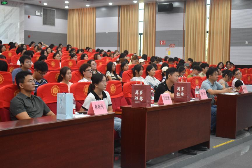 “啟尚遠(yuǎn)航，新生展翅”――教育學(xué)院大學(xué)生論壇