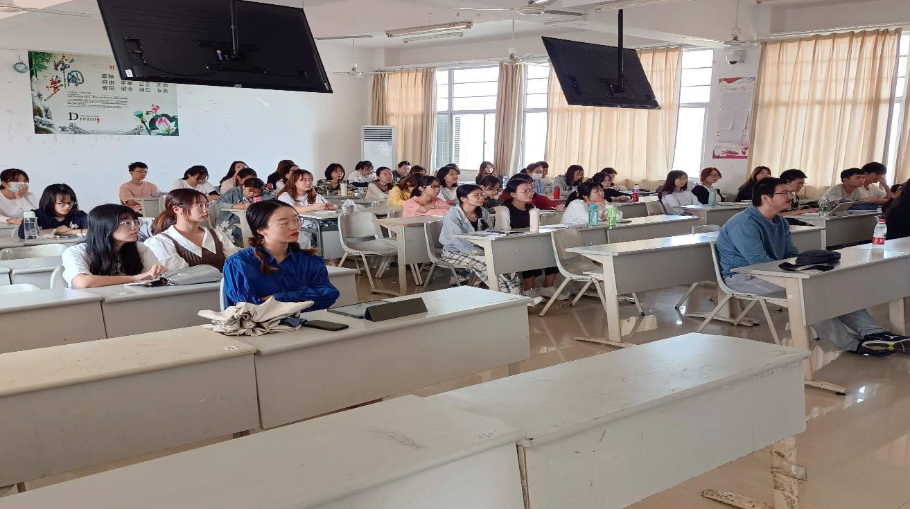 青年之聲教育學(xué)院創(chuàng)新創(chuàng)業(yè)實(shí)踐周講座-師范生如何基于專(zhuān)業(yè)進(jìn)行教育項(xiàng)目創(chuàng)新