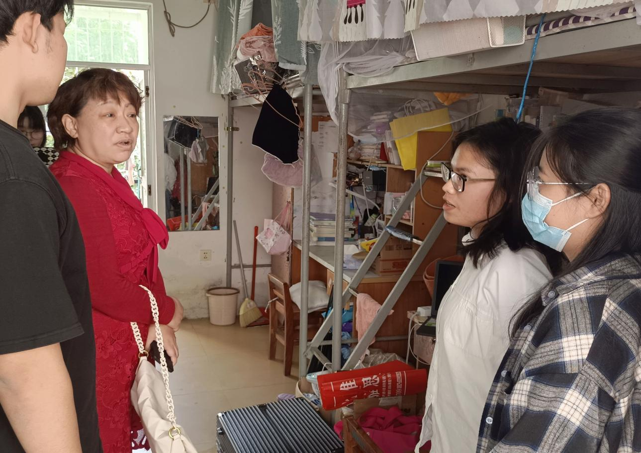 青年之聲教育學(xué)院開(kāi)學(xué)走寢