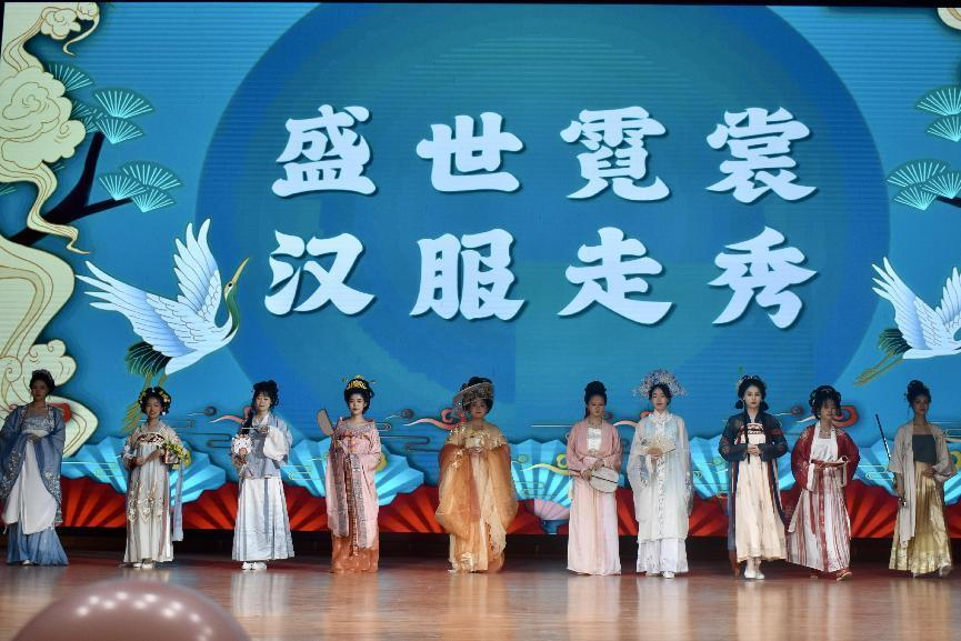 教育學院“愛承教院，載夢啟航”主題畢業(yè)晚會