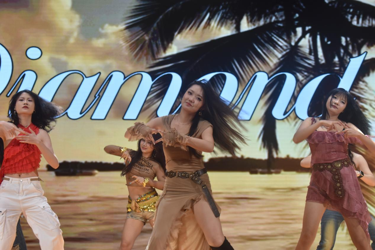 教育學院“愛承教院，載夢啟航”主題畢業(yè)晚會