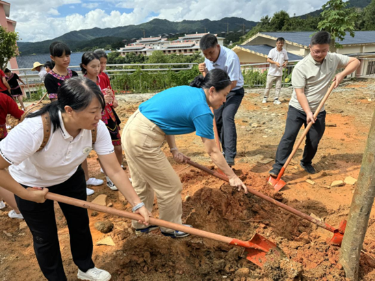 “根植希望，共育未來” 我院與五指山市水滿中心學(xué)校攜手舉辦植樹活動