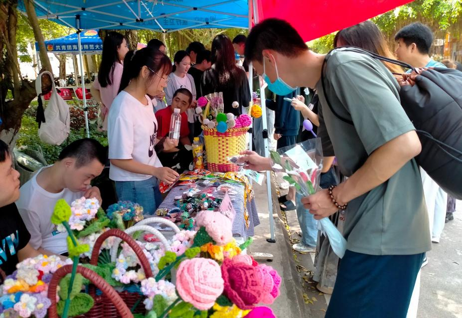 青年之聲?教育學(xué)院 “溫暖助殘日，義賣校園行”主題活動