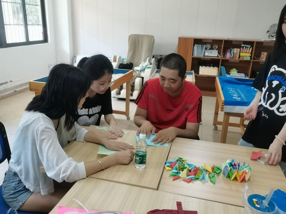 青年之聲?教育學(xué)院 “溫暖助殘日，義賣校園行”主題活動