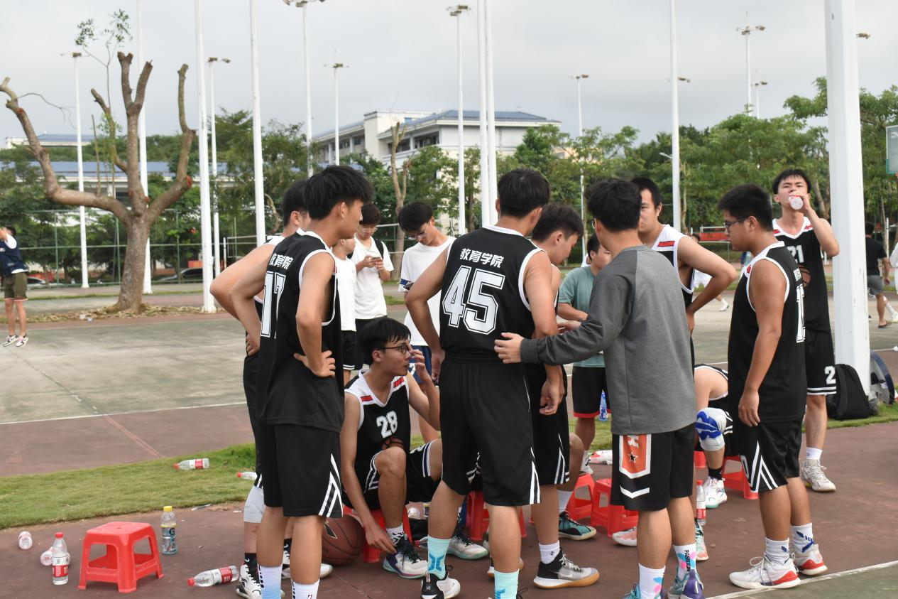 青年之聲?教育學(xué)院 “激情對(duì)抗展風(fēng)采,青春獻(xiàn)禮黨的二十大”校籃球賽