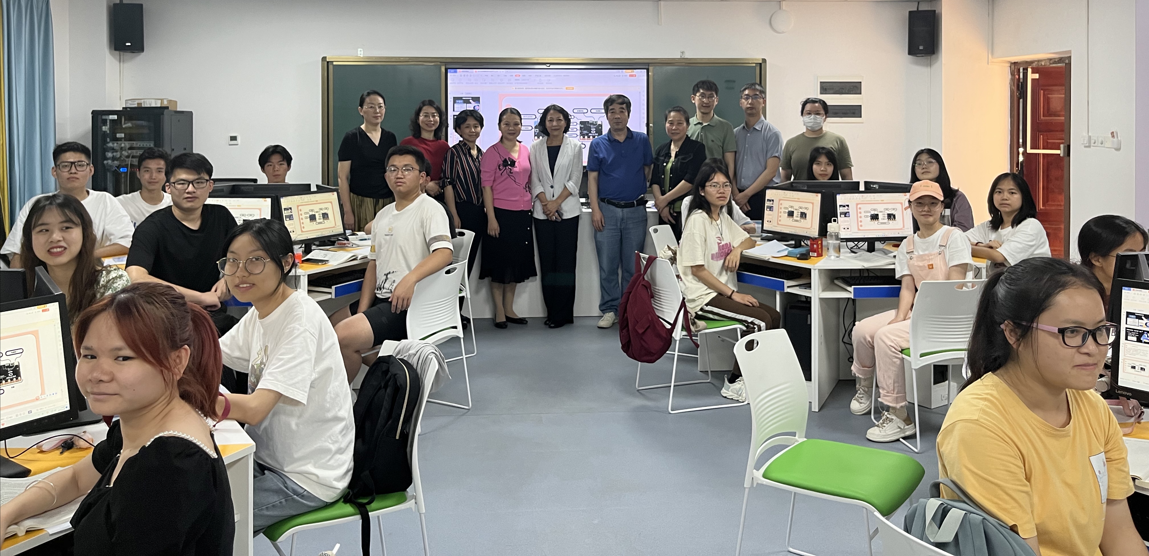 教育部專家組蒞臨我院調(diào)研指導(dǎo)科技教育教學(xué)