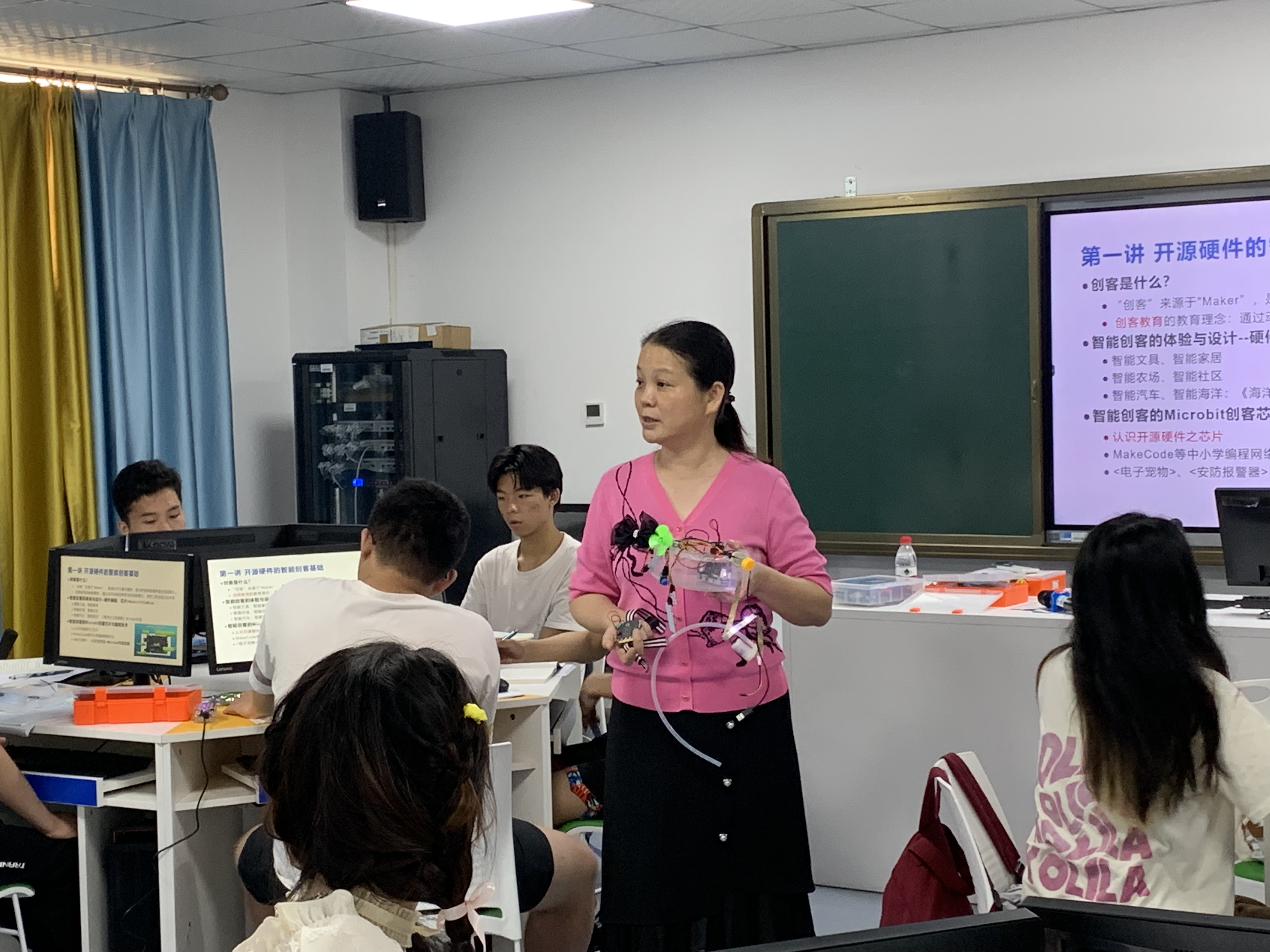 教育部專家組蒞臨我院調(diào)研指導(dǎo)科技教育教學(xué)