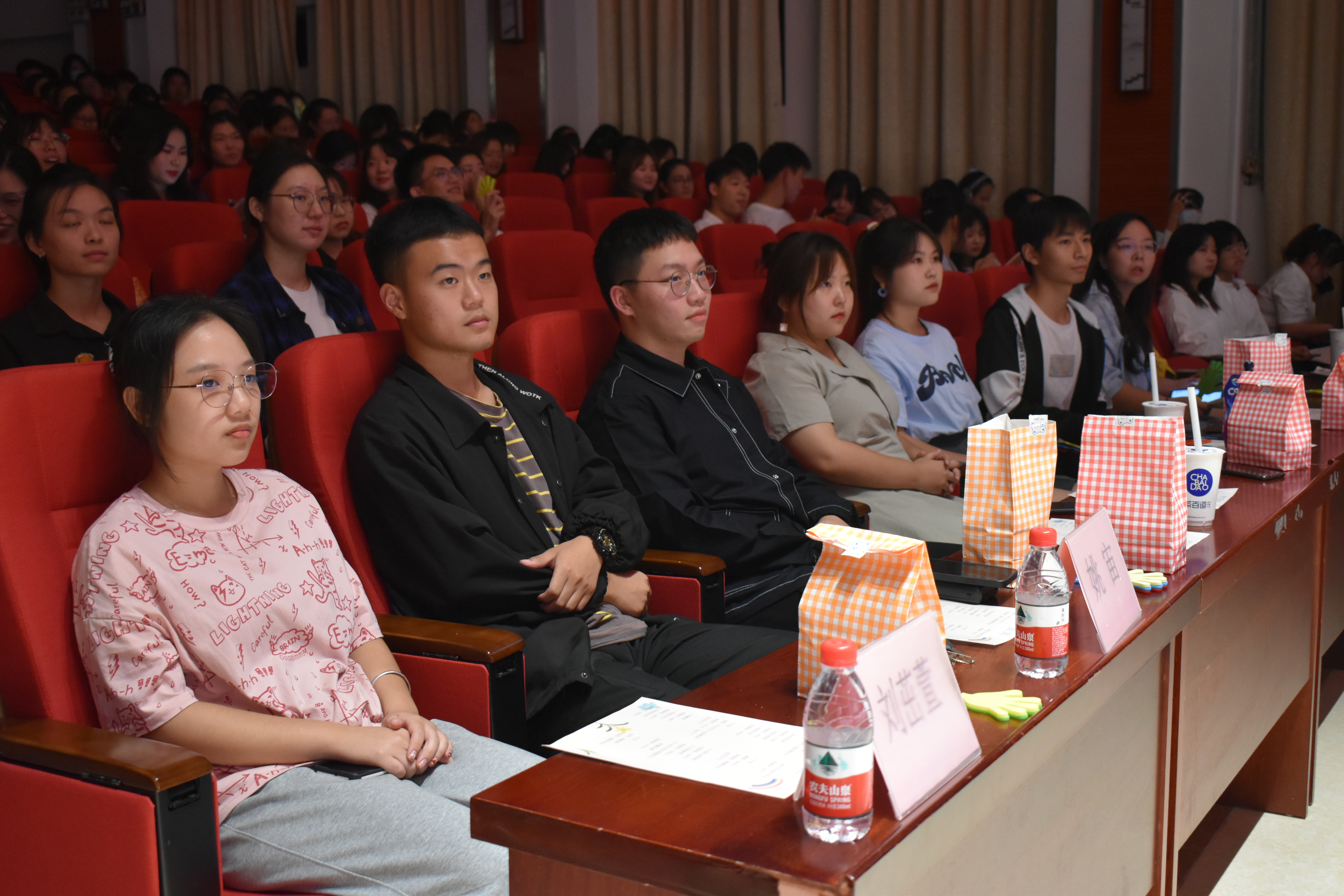 青年之聲教育學(xué)院――“寓你攜手,宿說青春”宿舍文化節(jié)